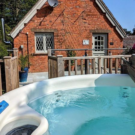 The Coach House Apartment At Cefn Tilla Court, アースク エクステリア 写真