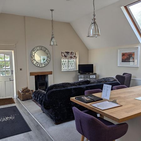 The Coach House Apartment At Cefn Tilla Court, アースク エクステリア 写真