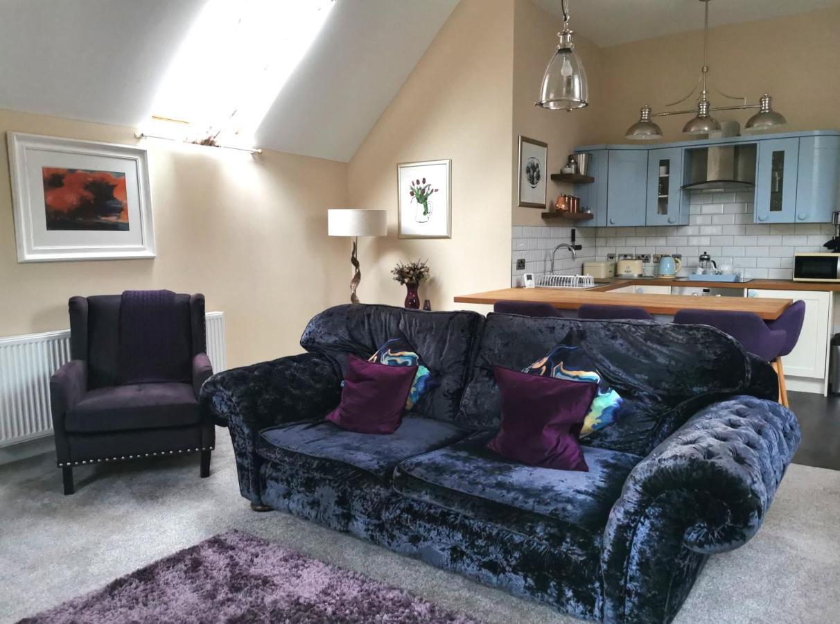 The Coach House Apartment At Cefn Tilla Court, アースク エクステリア 写真