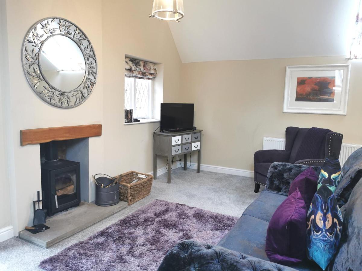 The Coach House Apartment At Cefn Tilla Court, アースク エクステリア 写真