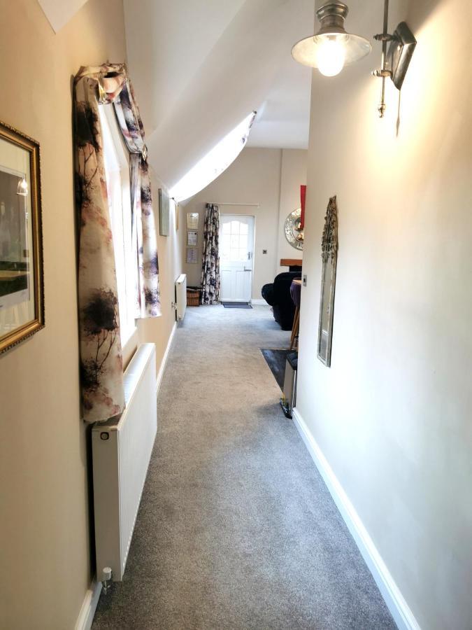 The Coach House Apartment At Cefn Tilla Court, アースク エクステリア 写真