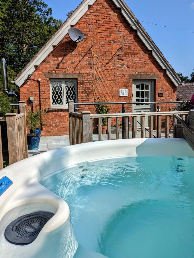 The Coach House Apartment At Cefn Tilla Court, アースク エクステリア 写真