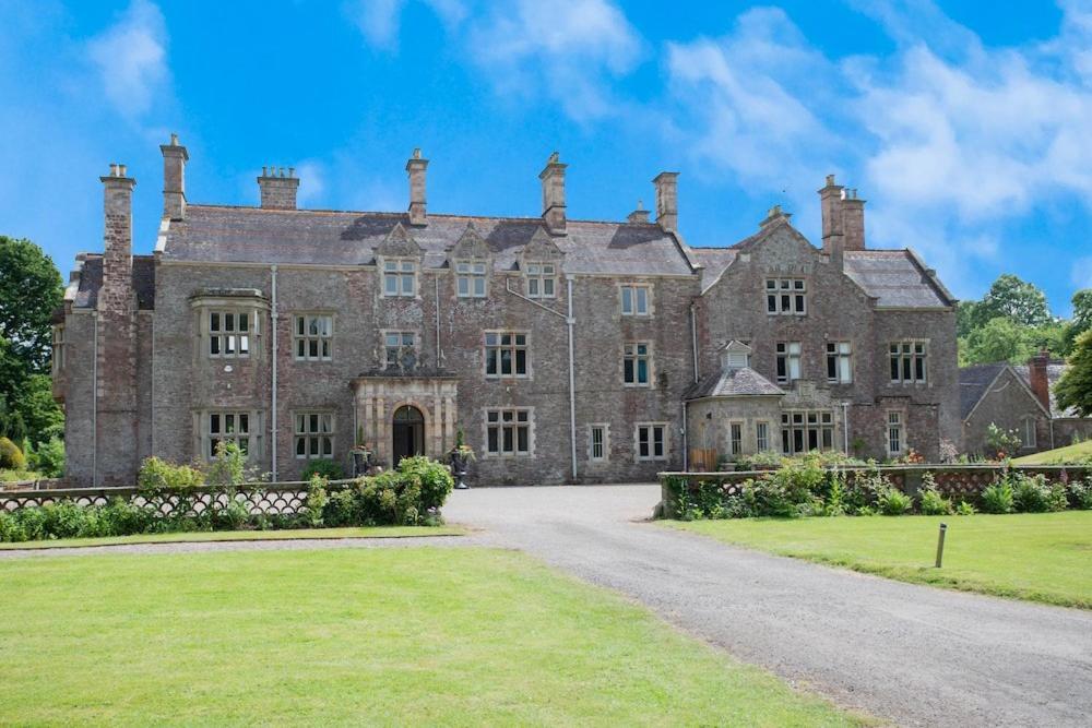 The Coach House Apartment At Cefn Tilla Court, アースク エクステリア 写真