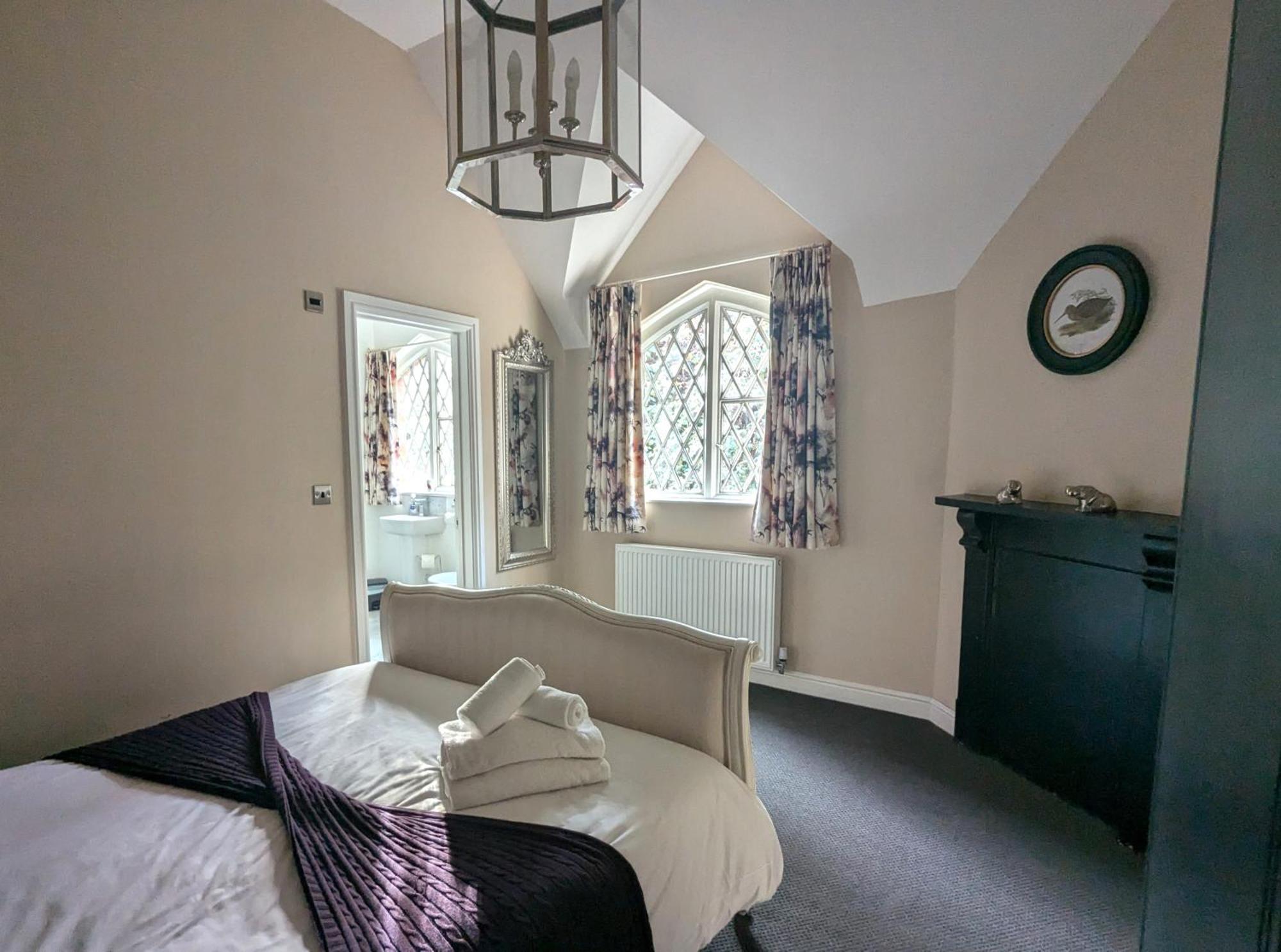 The Coach House Apartment At Cefn Tilla Court, アースク エクステリア 写真