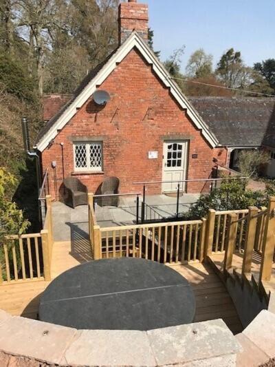 The Coach House Apartment At Cefn Tilla Court, アースク エクステリア 写真
